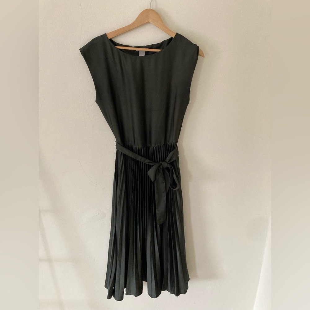 H&M Pleated Midi Dress in Forest Green Size S
